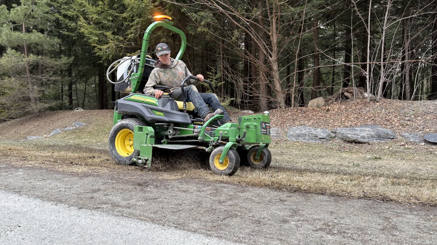 Nettoyage printanier mécanique avec tracteur à balais à Sherbrooke