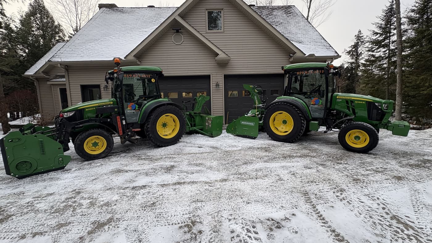 Deux tracteurs de déneigement en action à Sherbrooke